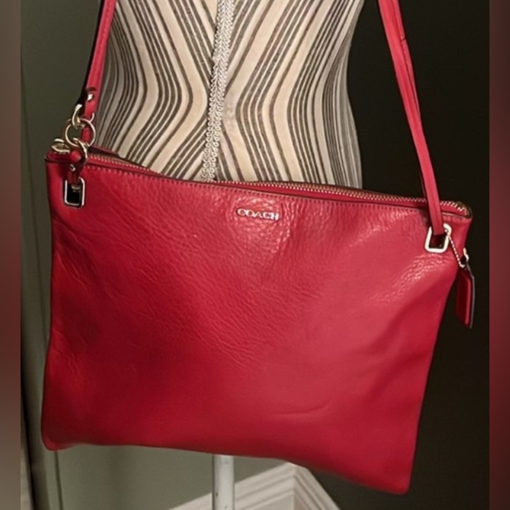 🛑 1 hour sale. Coach, Red Pebbled Leather Shoulder Bag